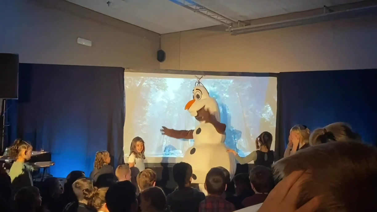 Olaf danse avec les enfants